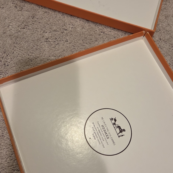 Hermes 
Silk Petite Main Scarf 90 - Picture 5 of 5